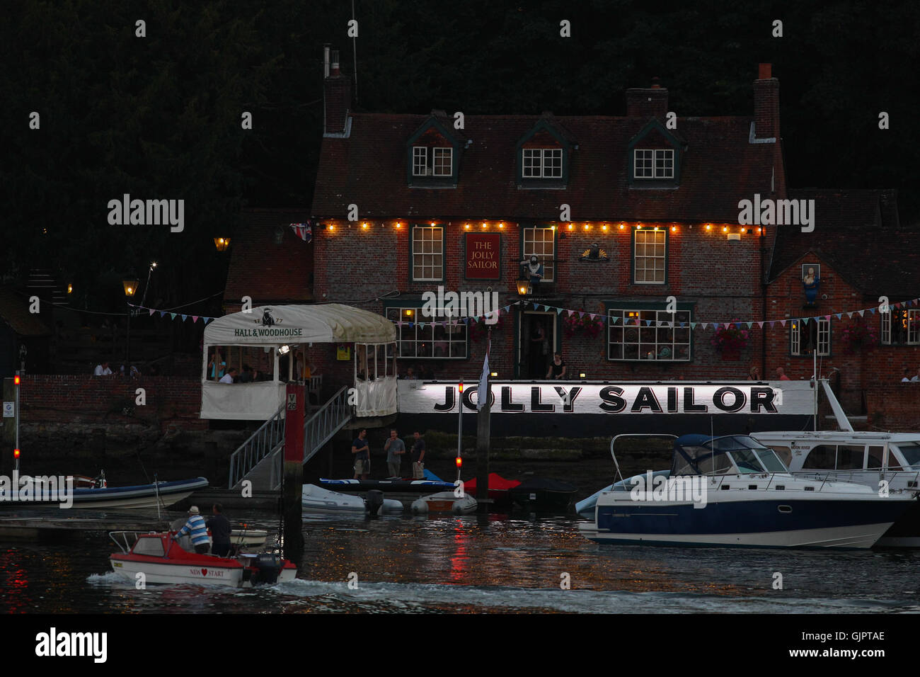 Il famoso velista Jolly sul bel fiume Hamble, Old Bursledon dalla sera alla sun verso il basso Foto Stock