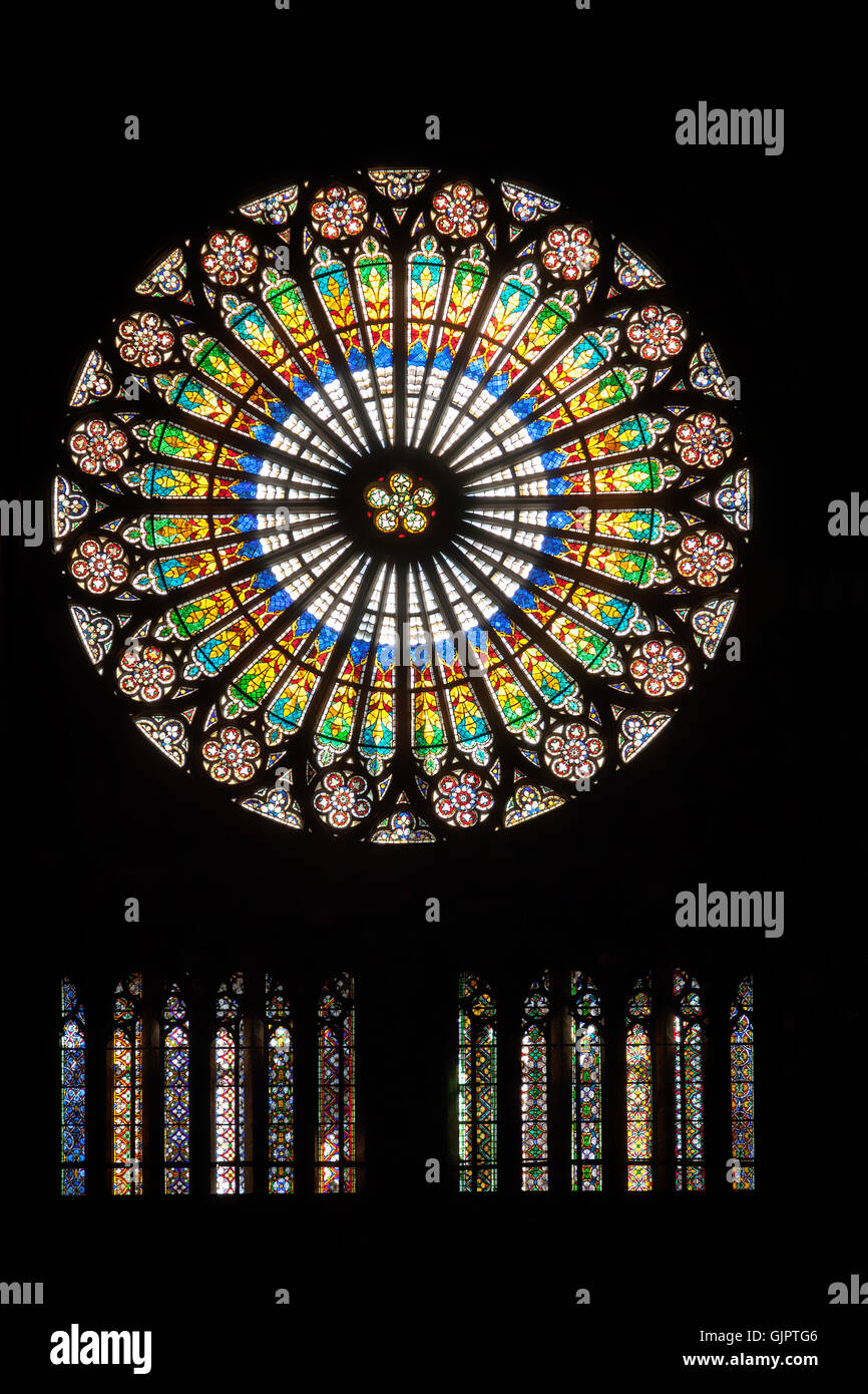 Finestra di vetro colorato nella cattedrale di Notre Dame di Strasburgo. Foto Stock