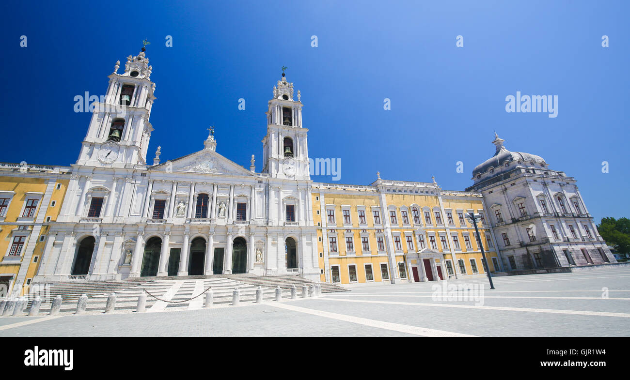La facciata della Basilica presso il palazzo di Mafra, Portogallo, un famoso palazzo reale costruito nel XVIII secolo. Foto Stock