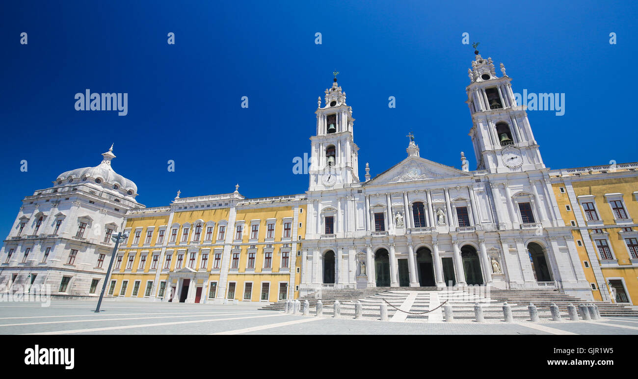 La facciata della Basilica presso il palazzo di Mafra, Portogallo, un famoso palazzo reale costruito nel XVIII secolo. Foto Stock