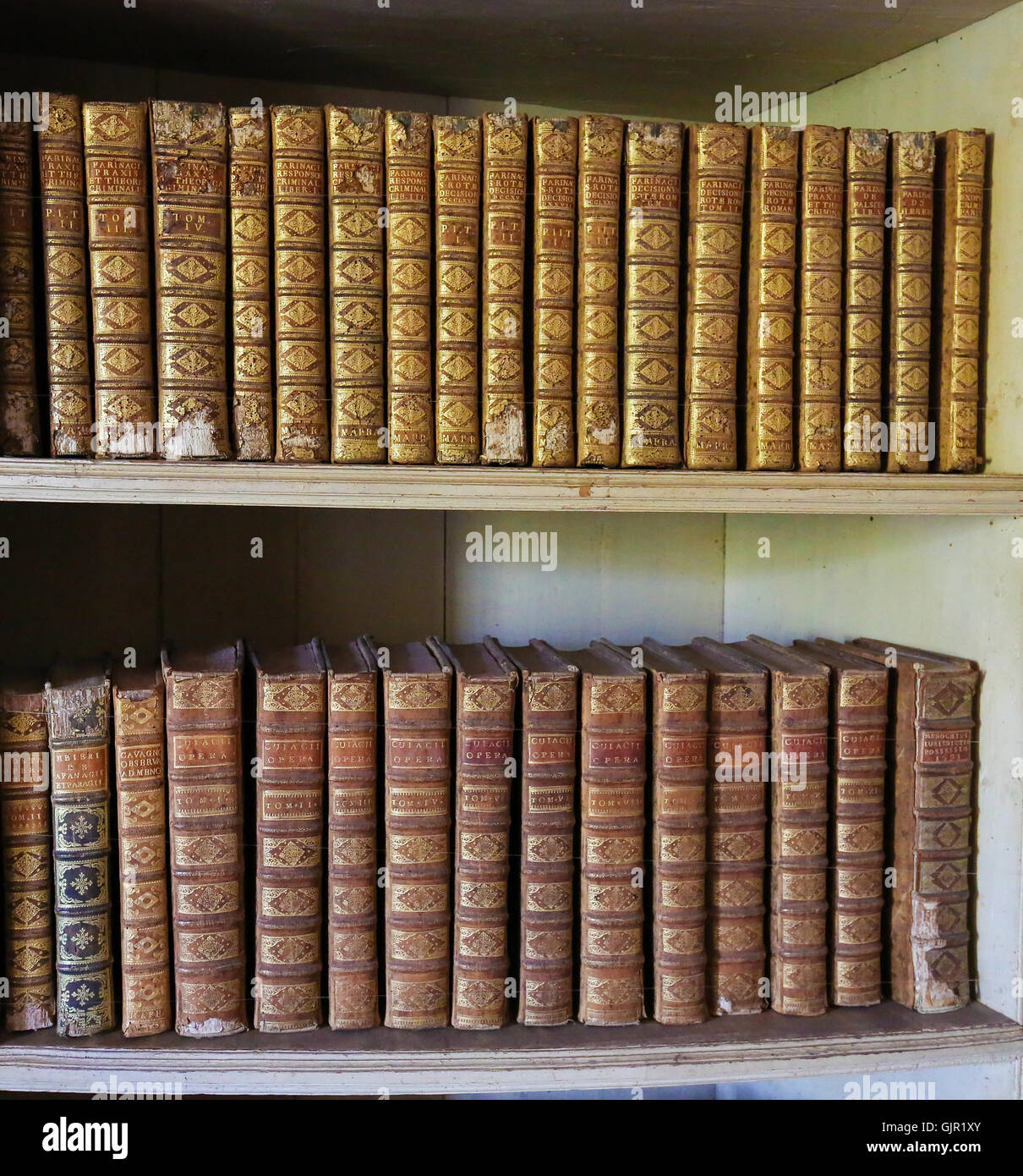 MAFRA, Portogallo - Luglio 17, 2016: vecchi libri nella biblioteca del palazzo di Mafra, Portogallo Foto Stock