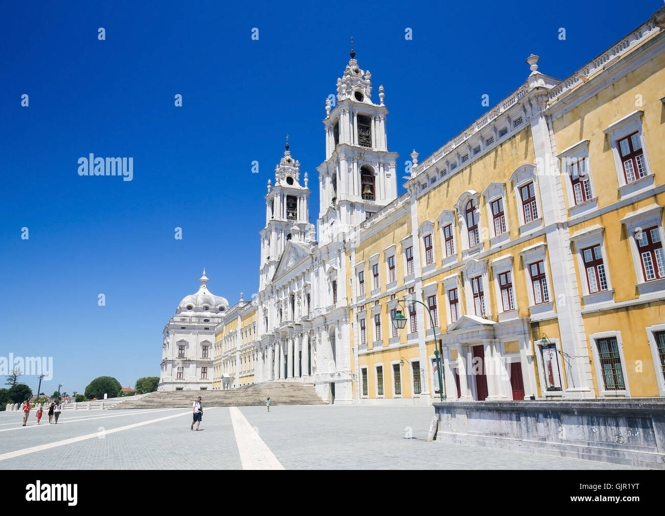 La facciata della Basilica presso il palazzo di Mafra, Portogallo, un famoso palazzo reale costruito nel XVIII secolo. Foto Stock
