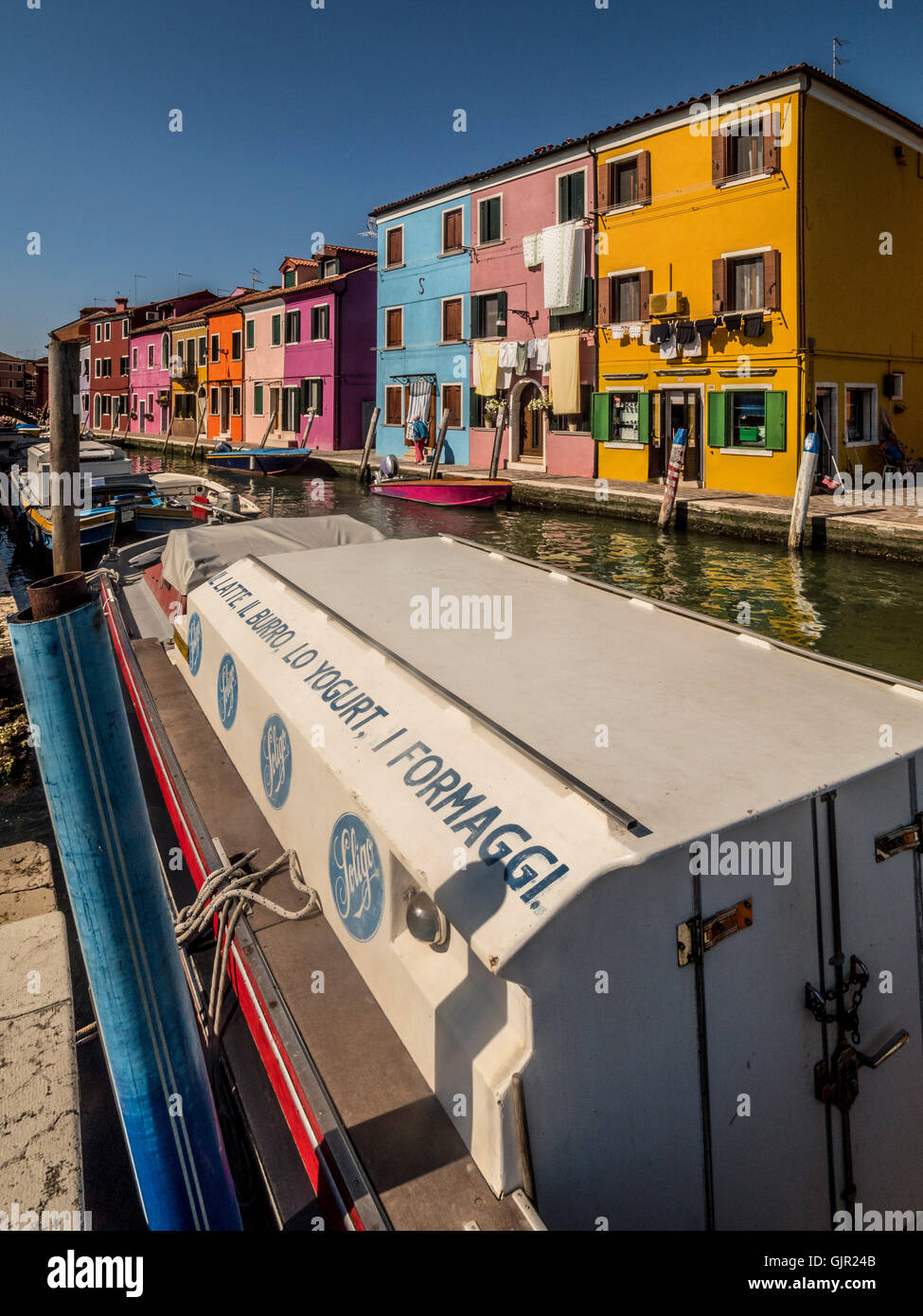 La tradizionale casa dipinta lungo il canale dell'isola di Burano. Venezia, Italia. Foto Stock
