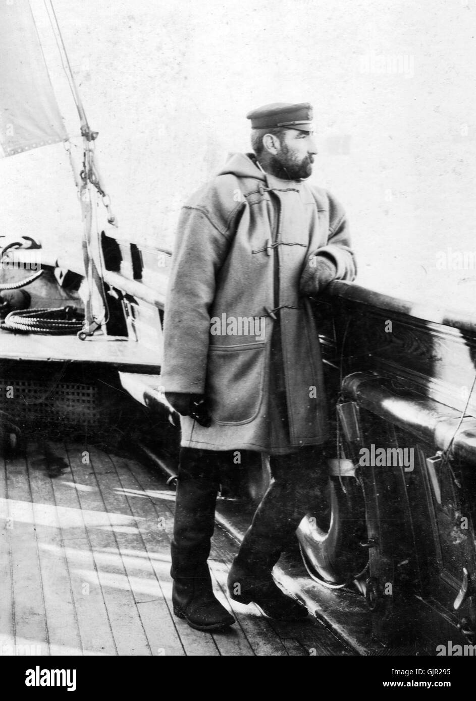 Royal Navy sailor officer in duffel coat a bordo di una nave costiera Foto Stock