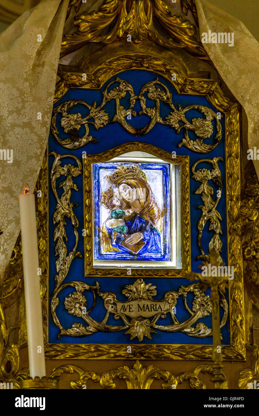 Commemorazione di legno pala dedicata alla Madonna della Consolazione con la frase in lingua italiana significato Ave Maria in un santuario aperto solo il giorno dell Assunzione di Maria, il quindicesimo agosto Foto Stock