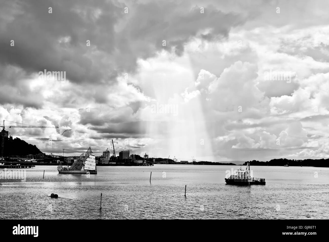 Drammatica cloudscape nel porto di Oslo Foto Stock