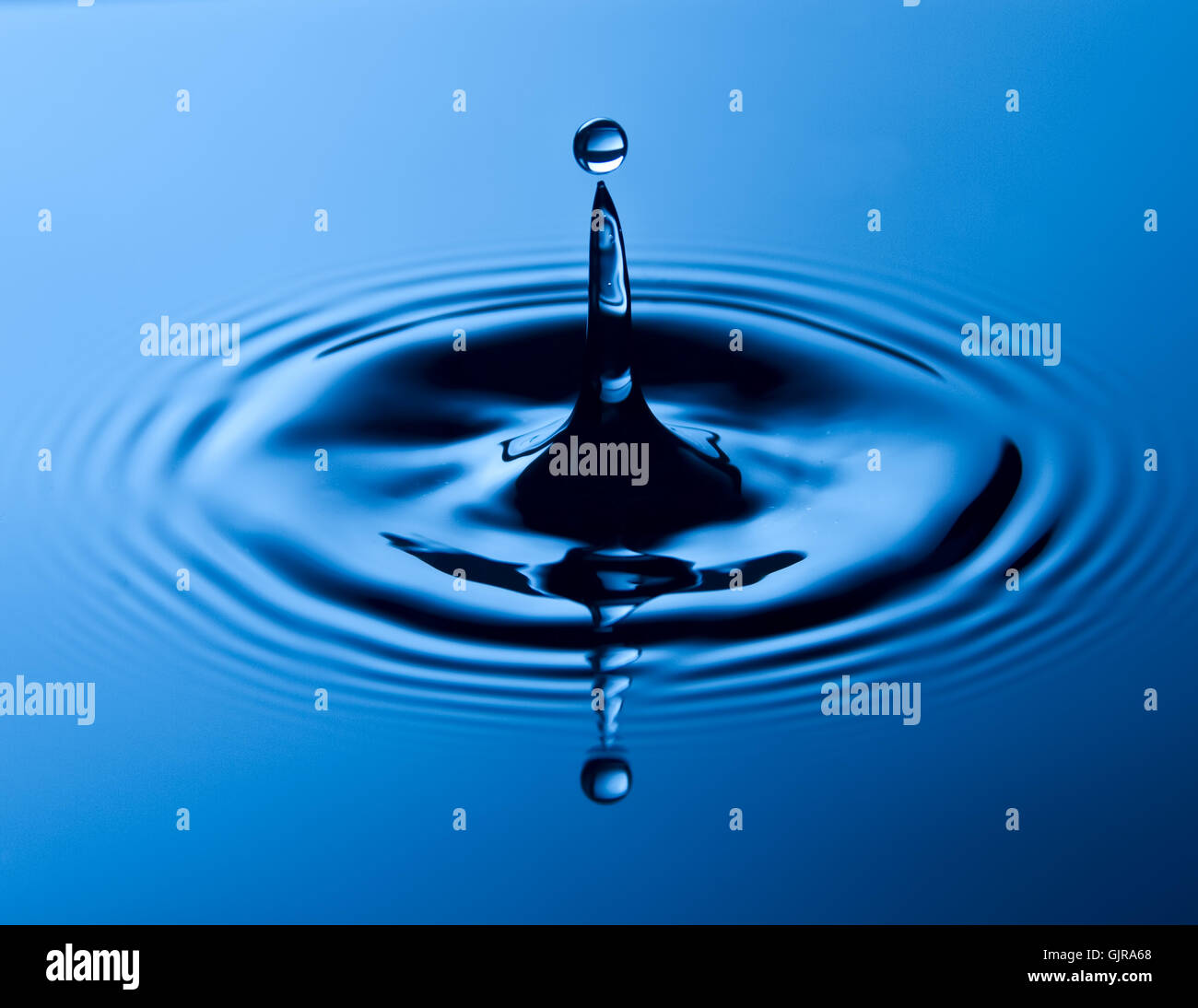 Goccia dell'acqua blu Foto Stock