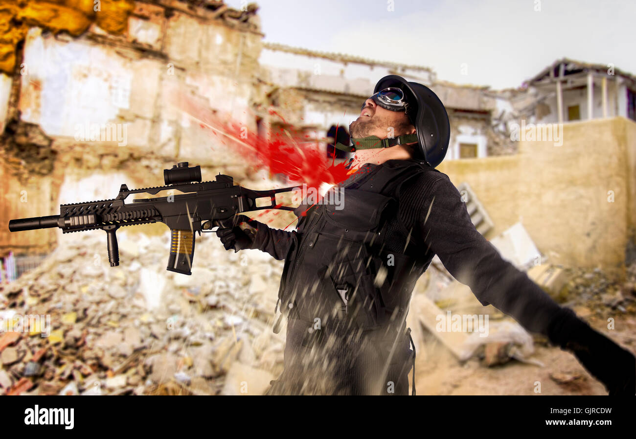 Assalto delle truppe, soldato ferito in azione, colpito al torace Foto Stock