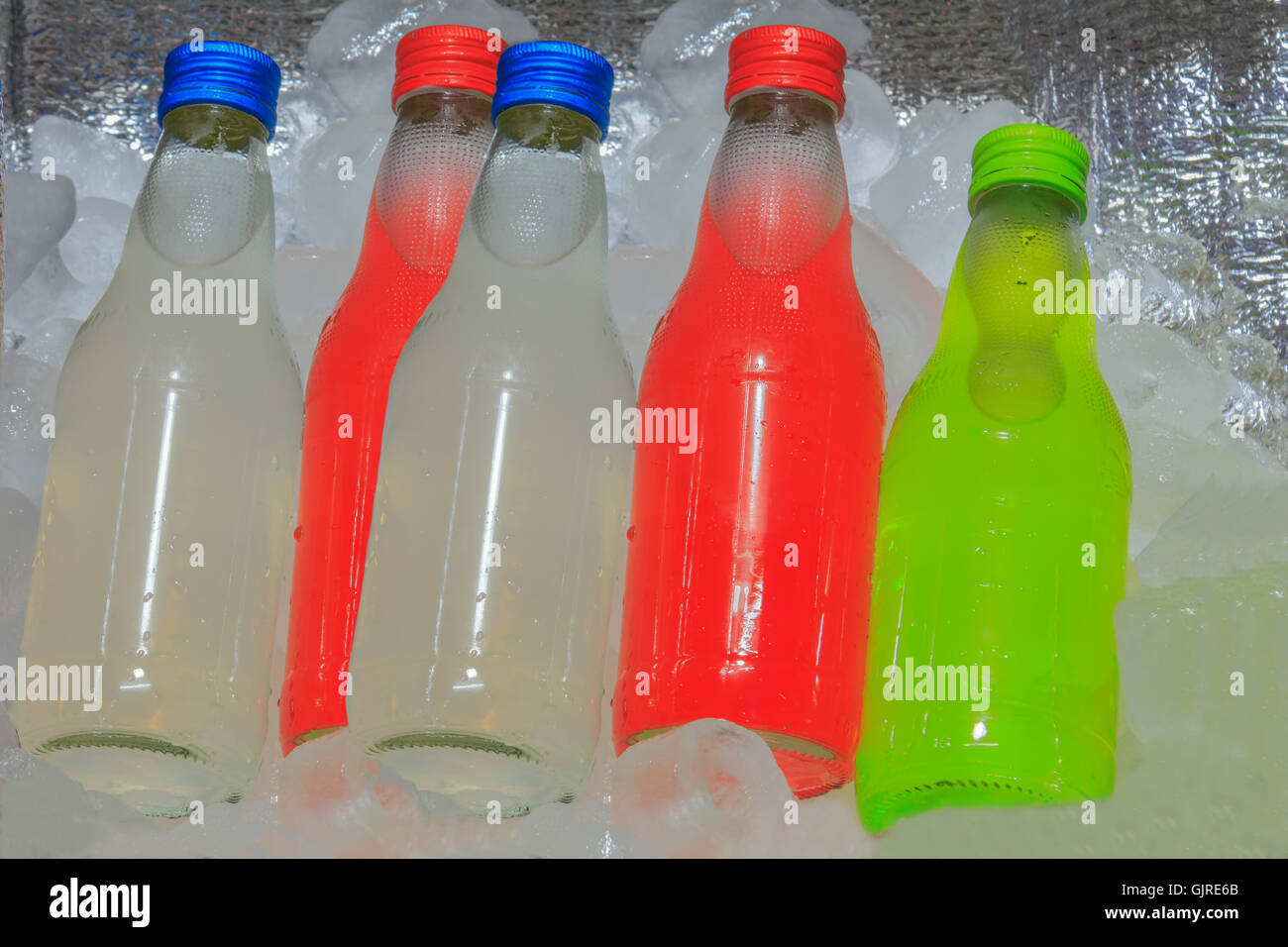 Bevanda imbottigliata rosso, verde, bianco, sani. Foto Stock