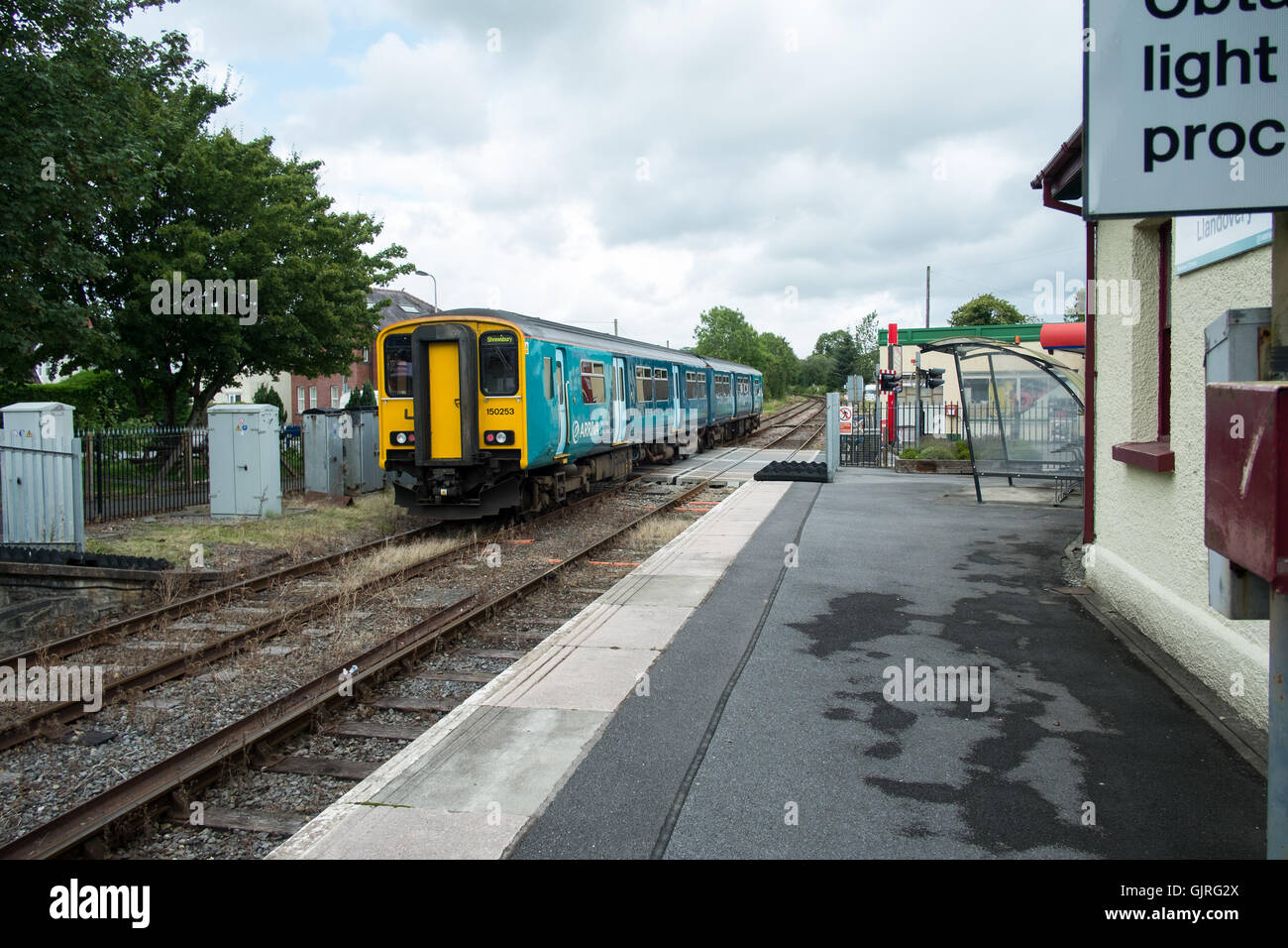 Classe 150 Treno in avvicinamento a llandovery station Foto Stock