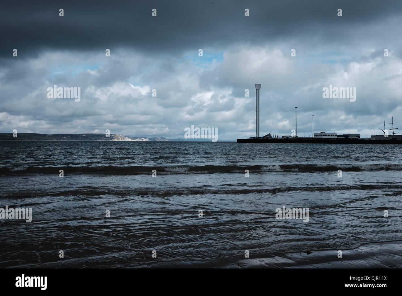 La Baia di Weymouth con Sea-life Tower su un giorno di tempesta Foto Stock