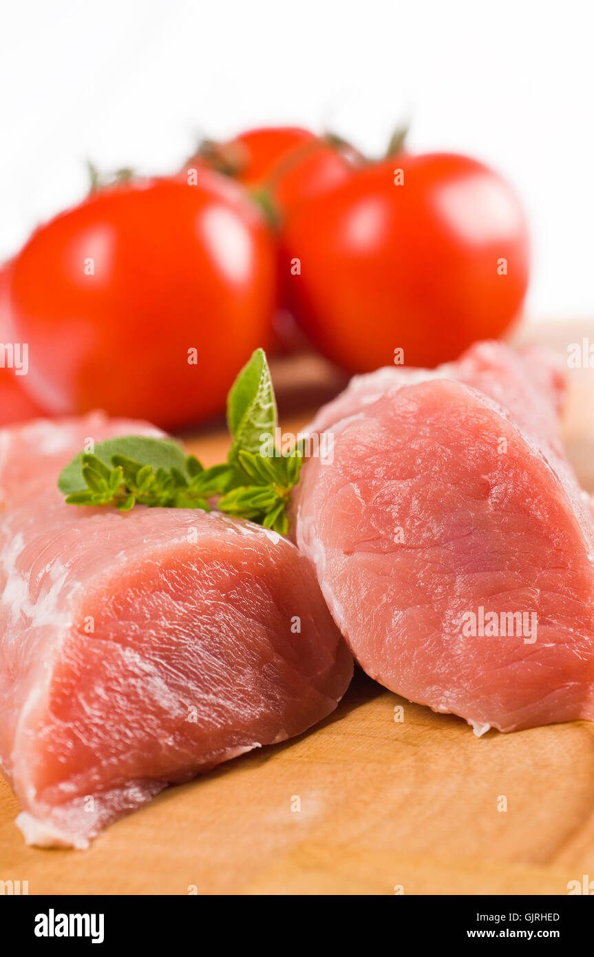 Carne di maiale cruda sulla tavola di legno Foto Stock