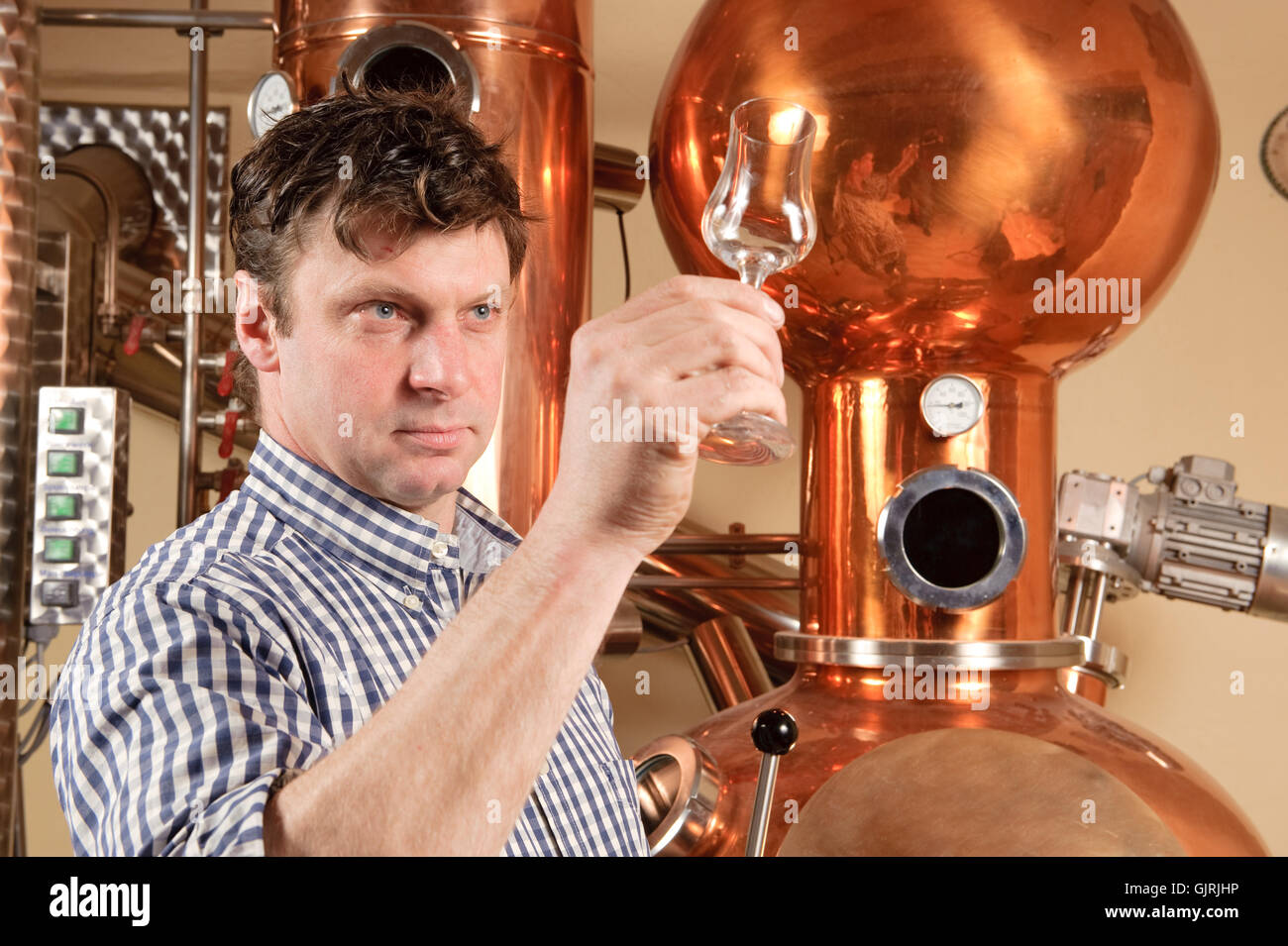 Mastro distillatore in controllo Foto Stock