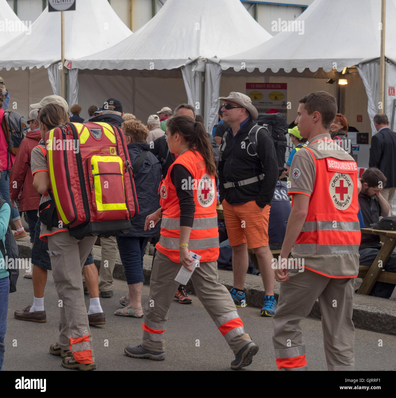 Membri il francese della croce rossa in azione nel corso di un evento. Foto Stock