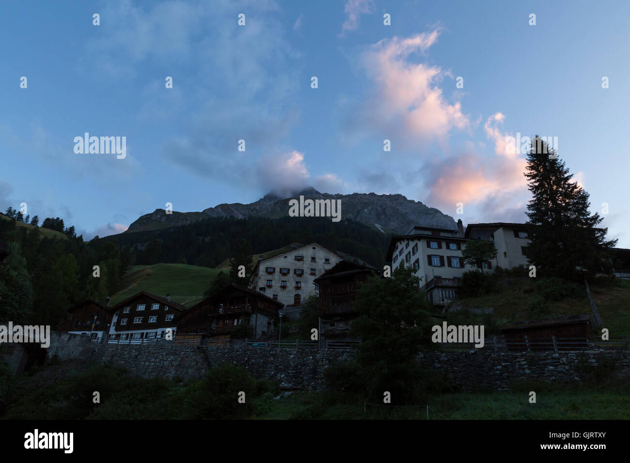 Vista su diversi edifici rurali all'alba in un piccolo paese di montagna nella parte orientale della Svizzera Foto Stock