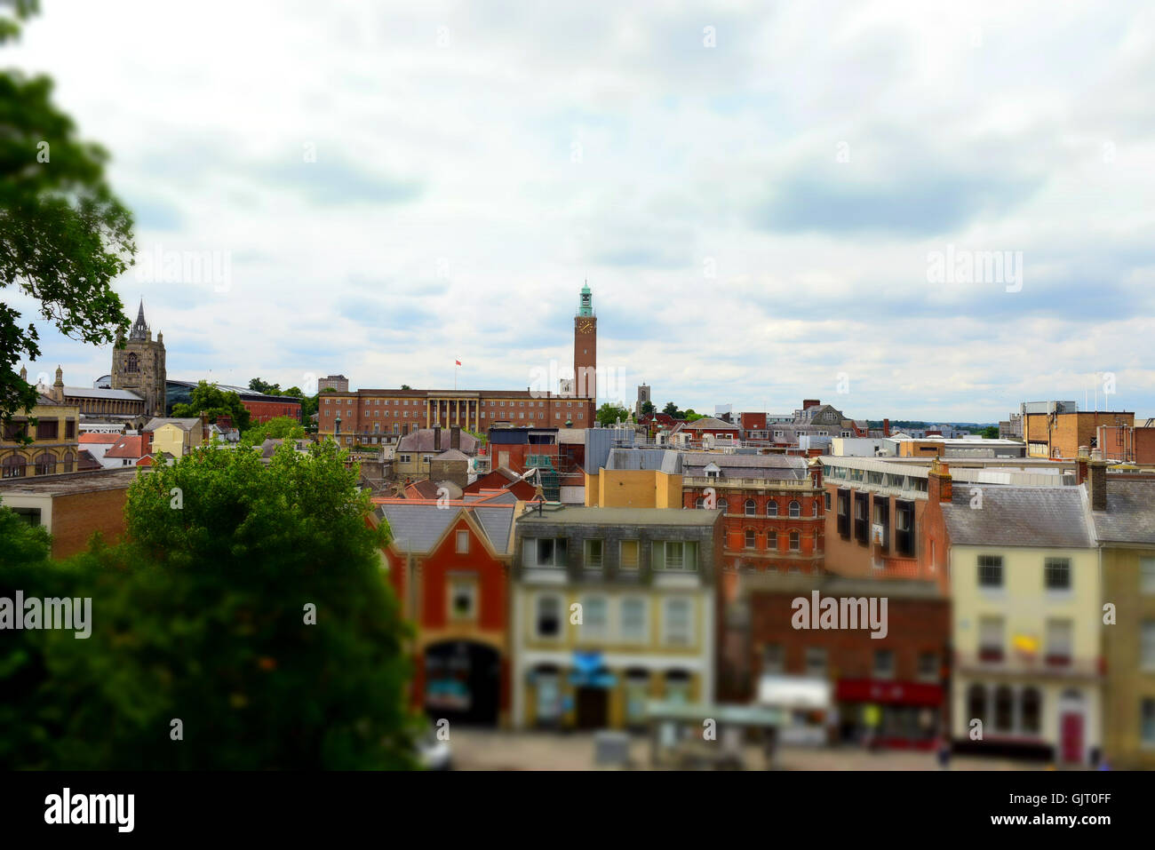 Vista del centro città di Norwich, guardando verso il County Hall come si vede dal tumulo di Norwich Castle, colpo a effetto miniatura Foto Stock