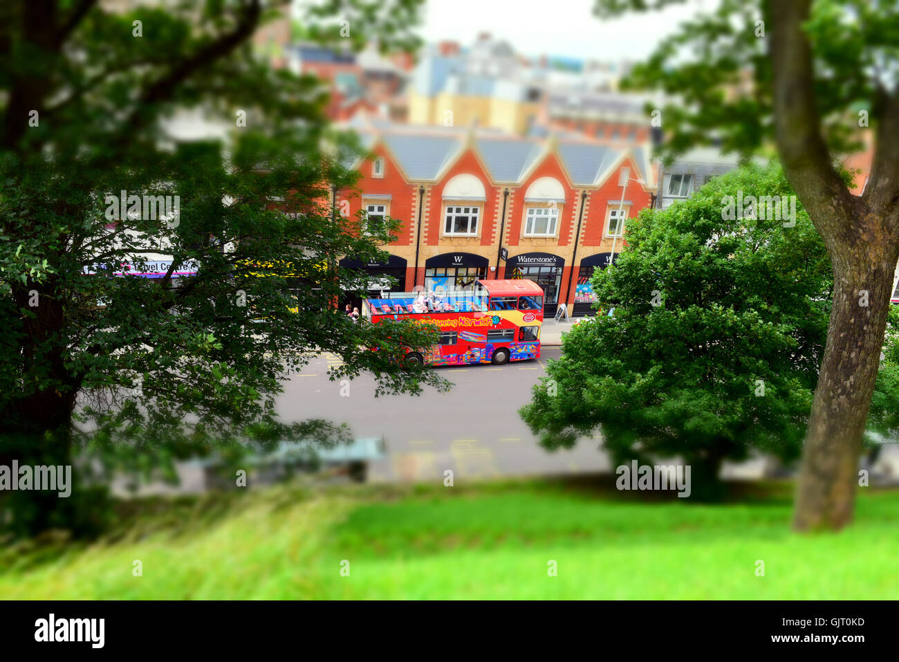 Bus aperti su un tour per visitare il centro città di Norwich, colpo a effetto miniatura. Foto Stock