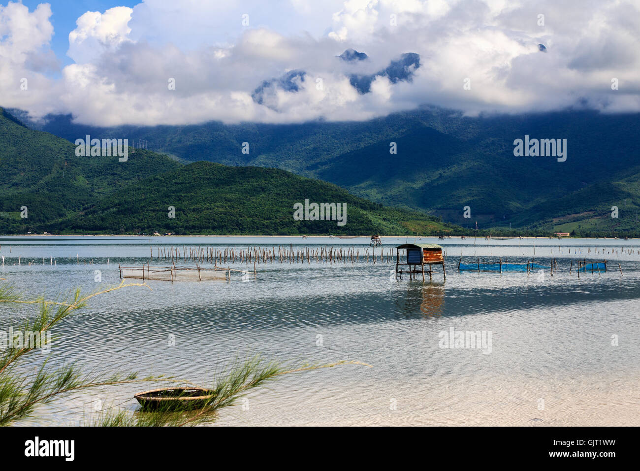 Giro di una laguna, lang co town, tonalità vietnam. Questa laguna è di 800 ettari di acqua salmastra laguna e una destinazione preferita per i fotografi. Foto Stock