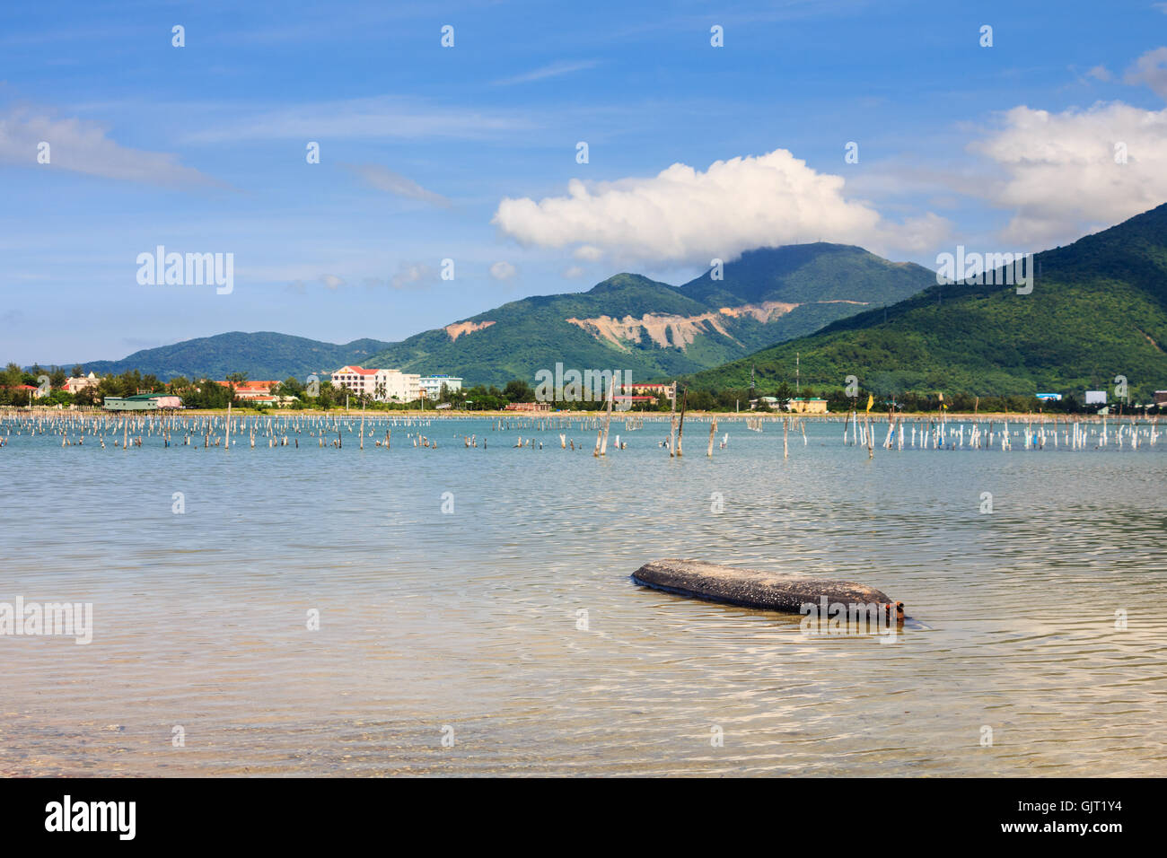 Giro di una laguna, lang co town, tonalità vietnam. Questa laguna è di 800 ettari di acqua salmastra laguna e una destinazione preferita per i fotografi. Foto Stock