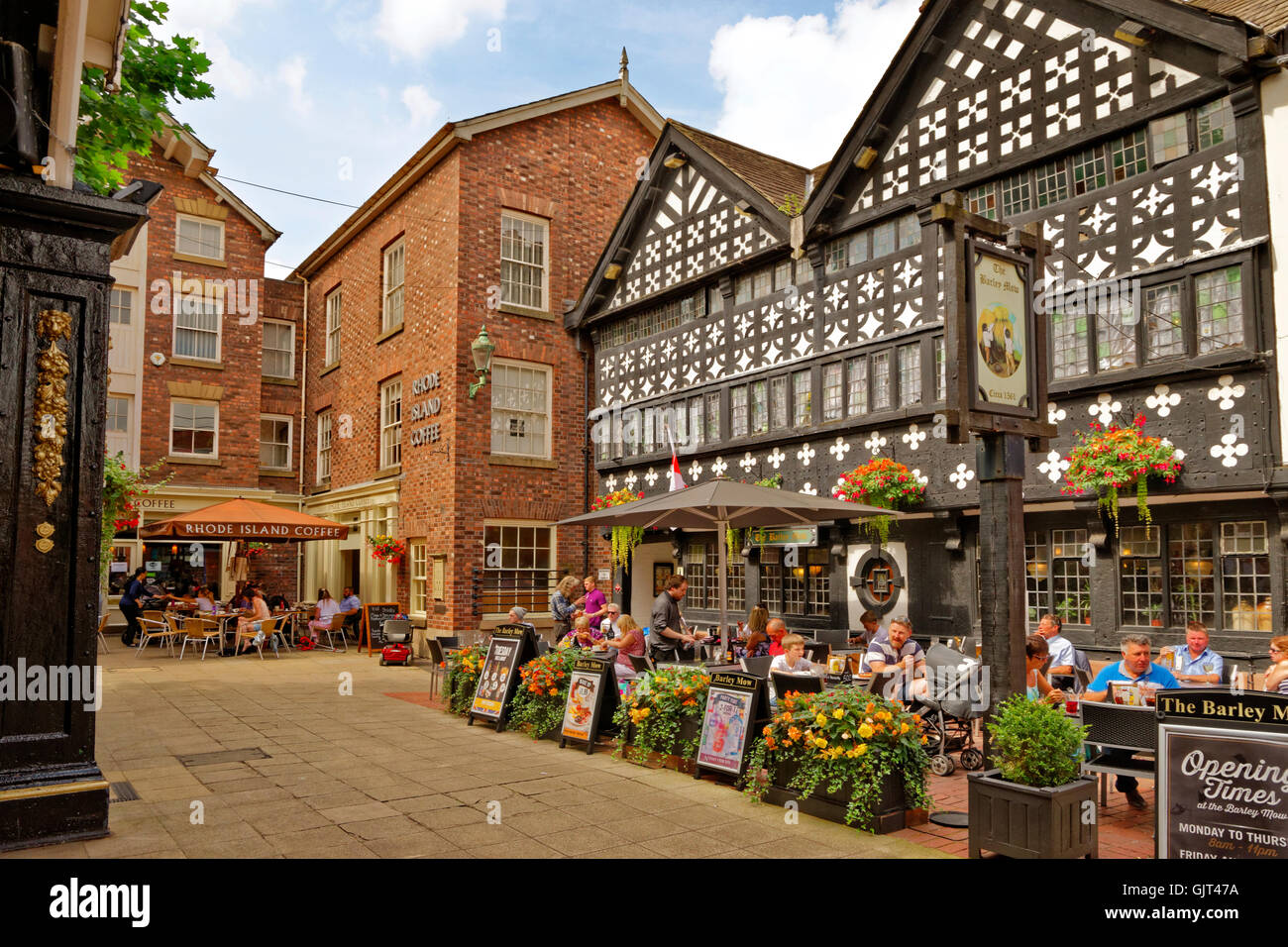 Golden Square e l'Orzo Mow Inn circa 1561 al centro citta' di Warrington, Cheshire. Foto Stock