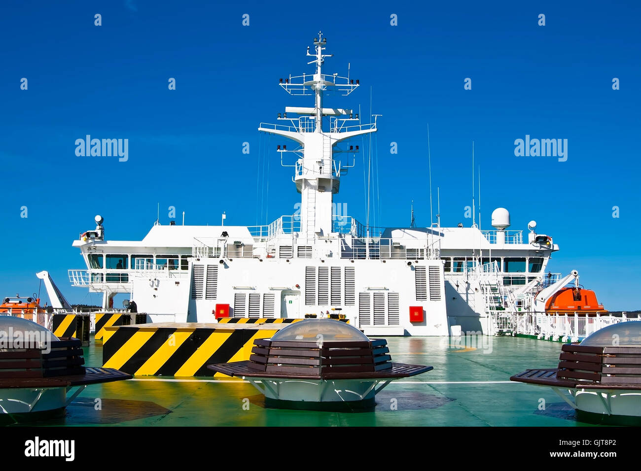 Il ponte superiore e un posto di comando in un oceano di grandi ferry Foto Stock