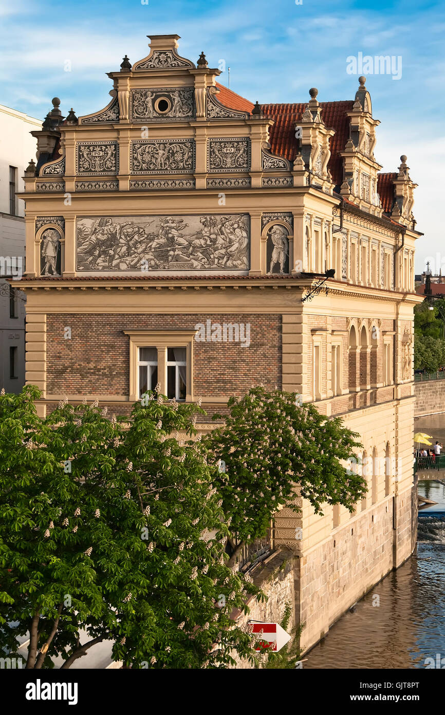 La Smetana Museum di Praga, come si vede dal Charles Bridge Foto Stock