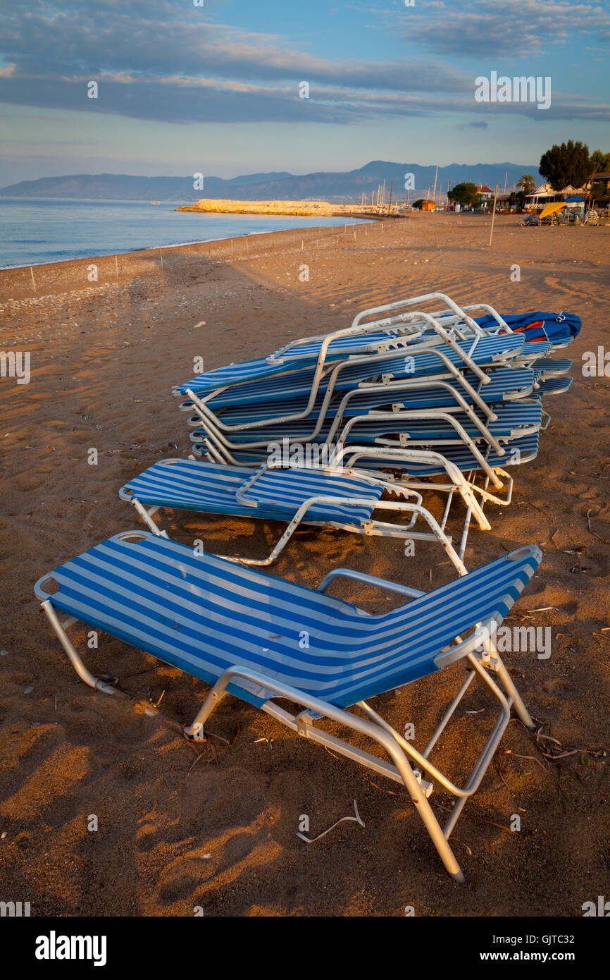 Sedie a sdraio sulla spiaggia sulla costa nord di Cipro Foto Stock