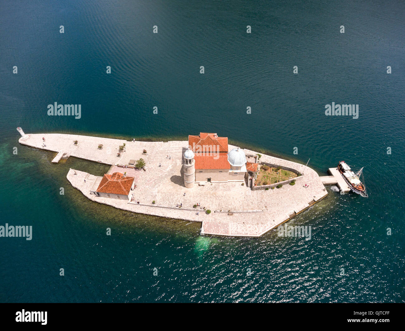 Vista superiore a isola artificiale Gospa od Skrpjela con la chiesa cattolica romana di Nostra Signora delle rocce. Mare Adriatico, costa di Pera Foto Stock
