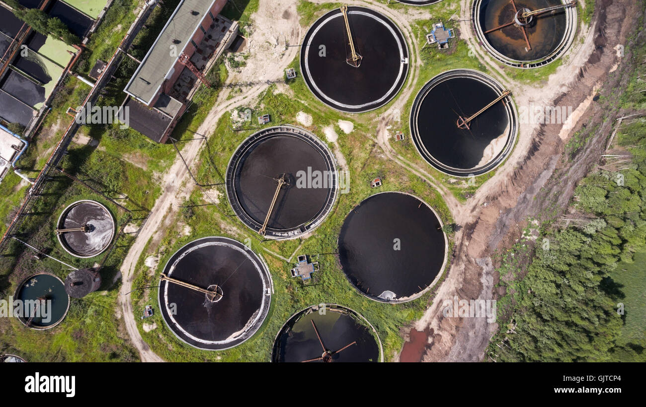 Gruppo di chiarificatori è nella produzione industriale di impianto di trattamento delle acque reflue. Vista superiore Foto Stock
