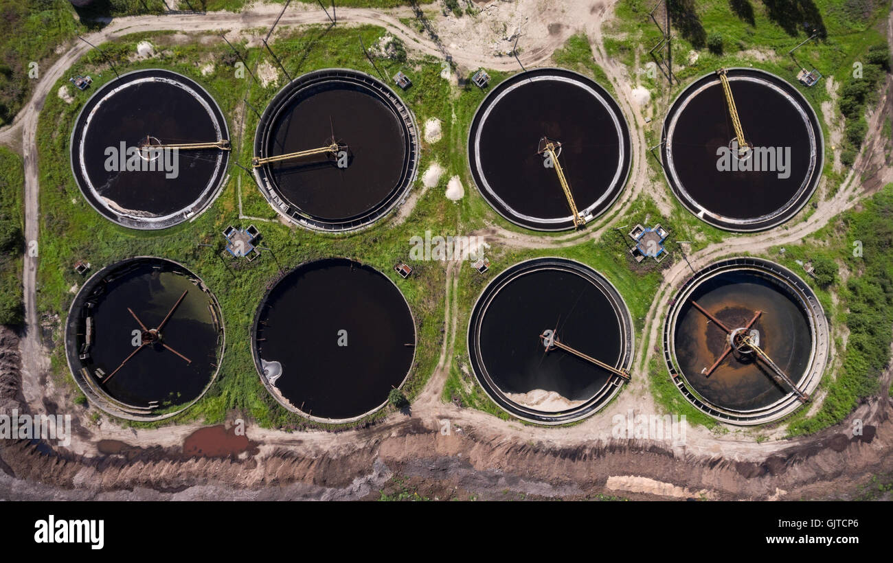 Cerchi di chiarificatori sulla terra e vasche di sedimentazione di città di impianto di trattamento delle acque reflue. Riprese aeree Foto Stock