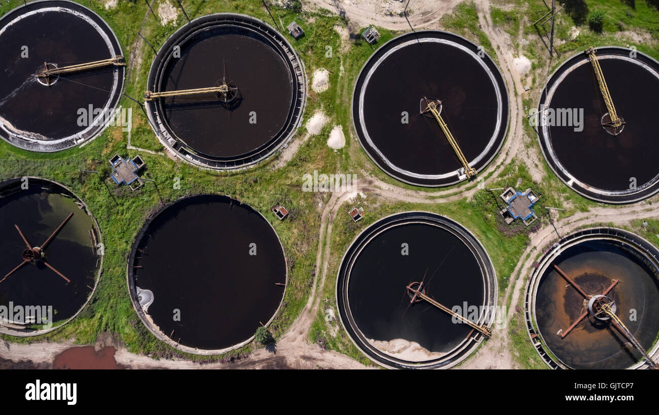 Vista superiore alla rotonda chiarificatori utilizzati per la rimozione di particelle solide o di solidi sospesi da liquido per chiarimenti. Acqua t Foto Stock