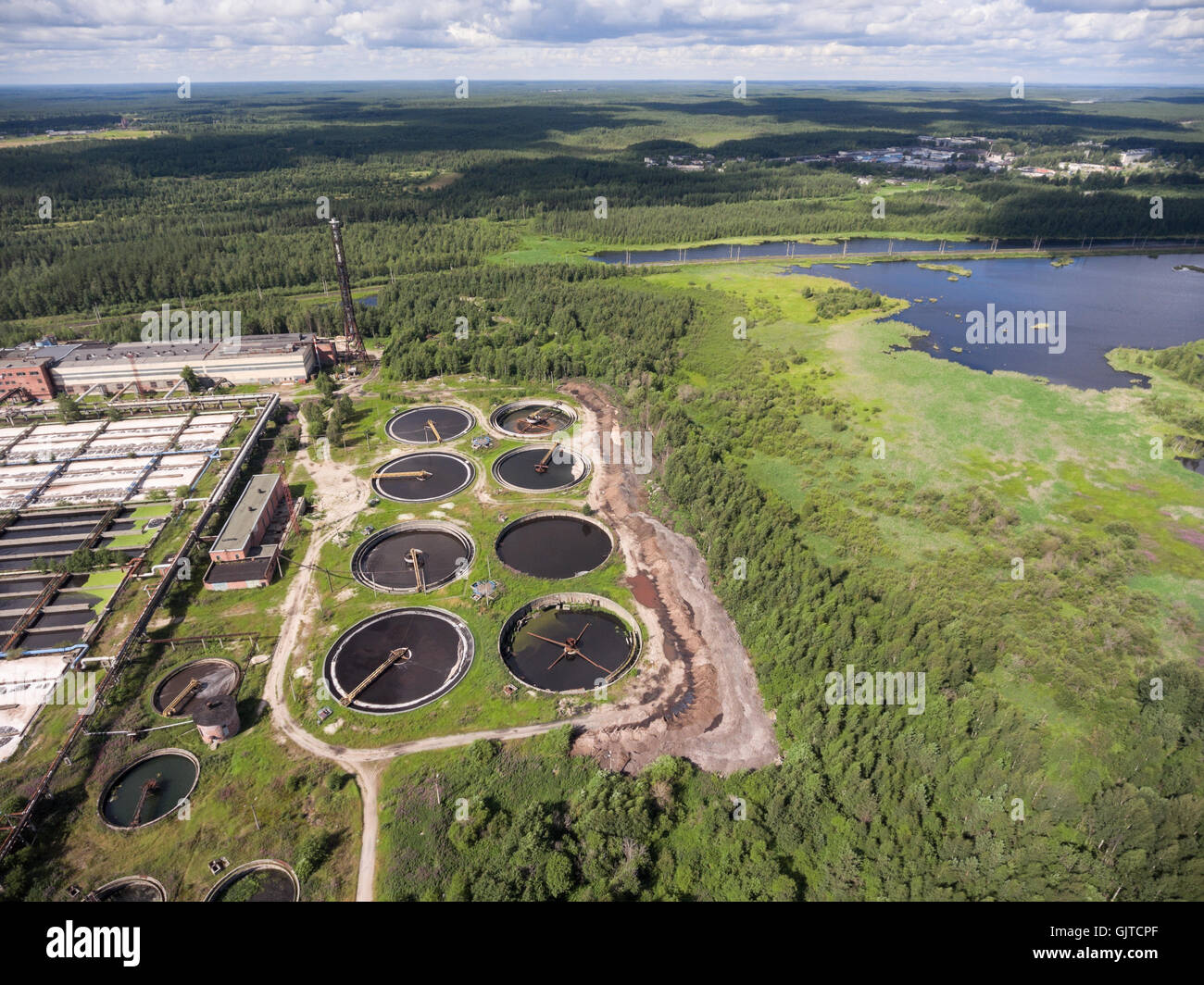 Decantazione primaria serbatoi e chiarificatori sono su impianto di trattamento delle acque reflue nella foresta sempreverde. Vista aerea Foto Stock