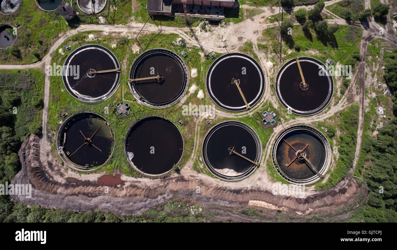 Meccanica vasche di decantazione a chiarificatori sono in impianto di trattamento delle acque reflue. Vista aerea Foto Stock