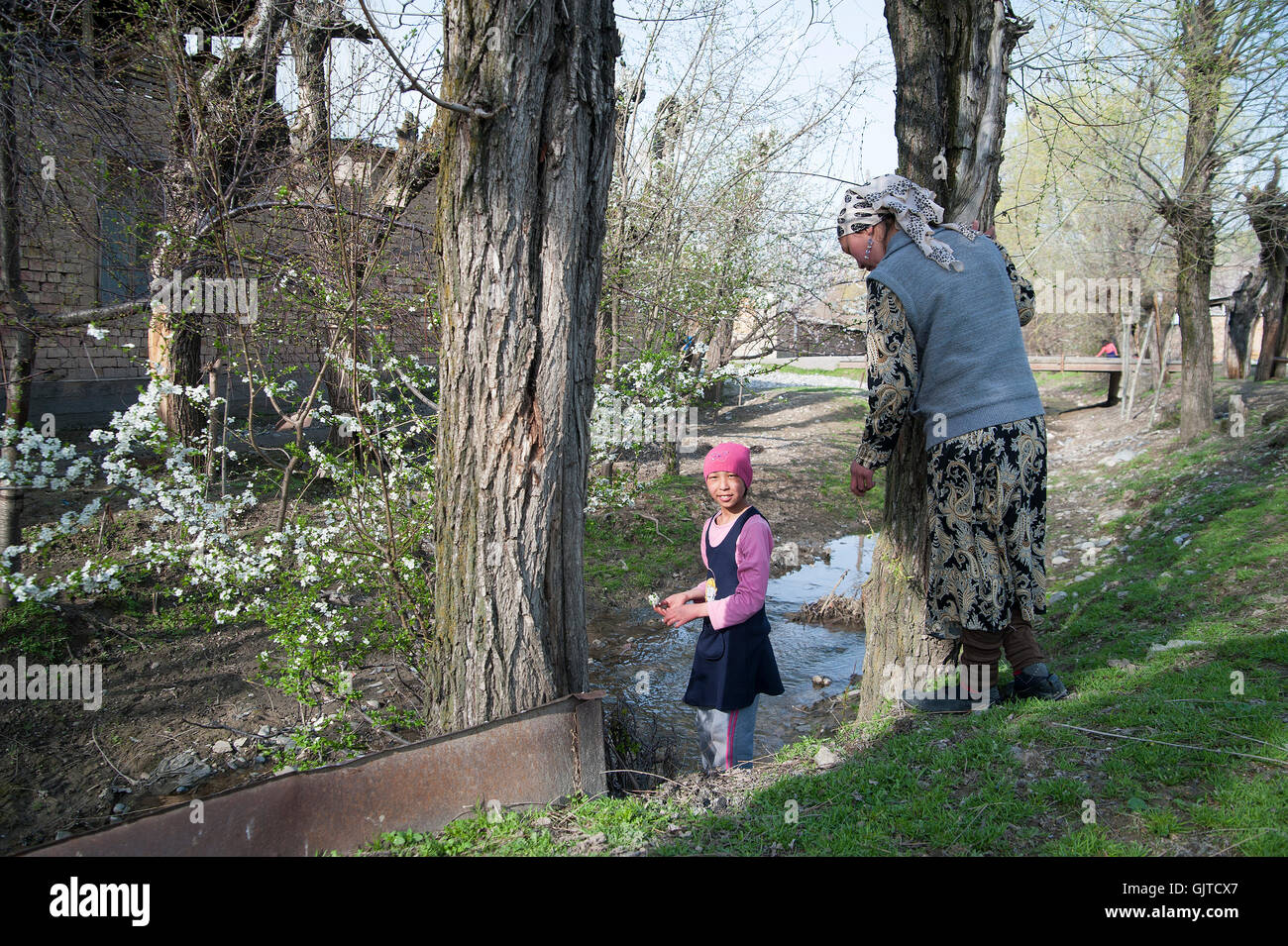 Jalabat, Kirghizistan: bambini che giocano nella natura in un villaggio. Foto Stock