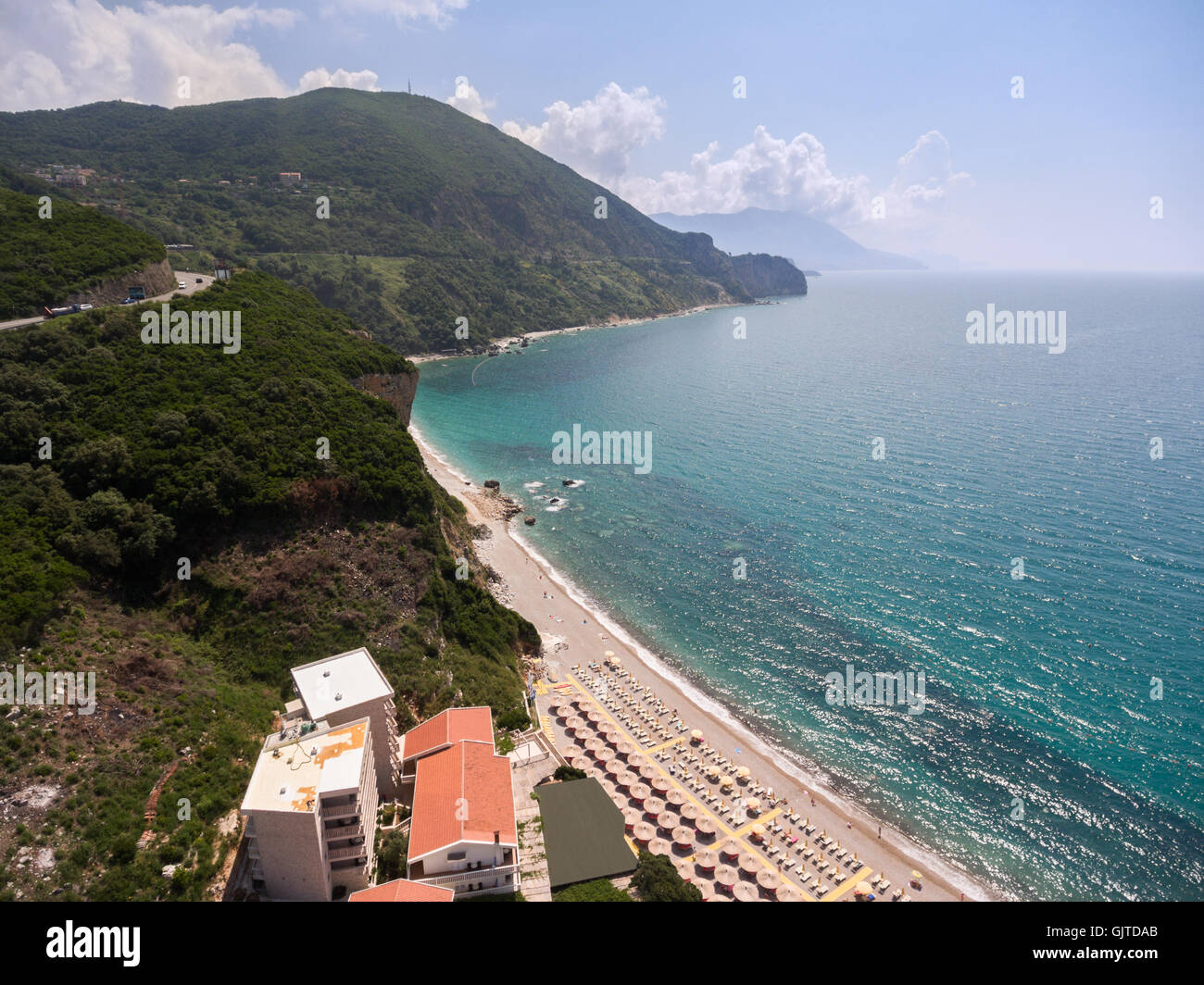 Hotel edifici sono sul litorale adriatico sulla spiaggia di JAZ. Comune di Budva, Montenegro Foto Stock