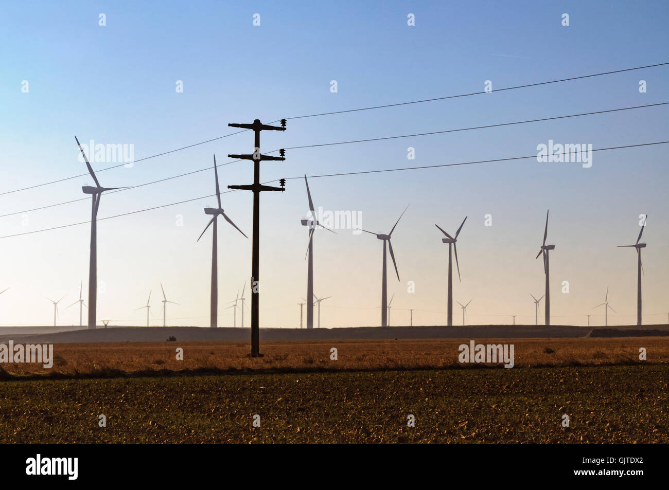 L'energia eolica, tensione alta torre con cavi. Spagna, Europa Foto Stock