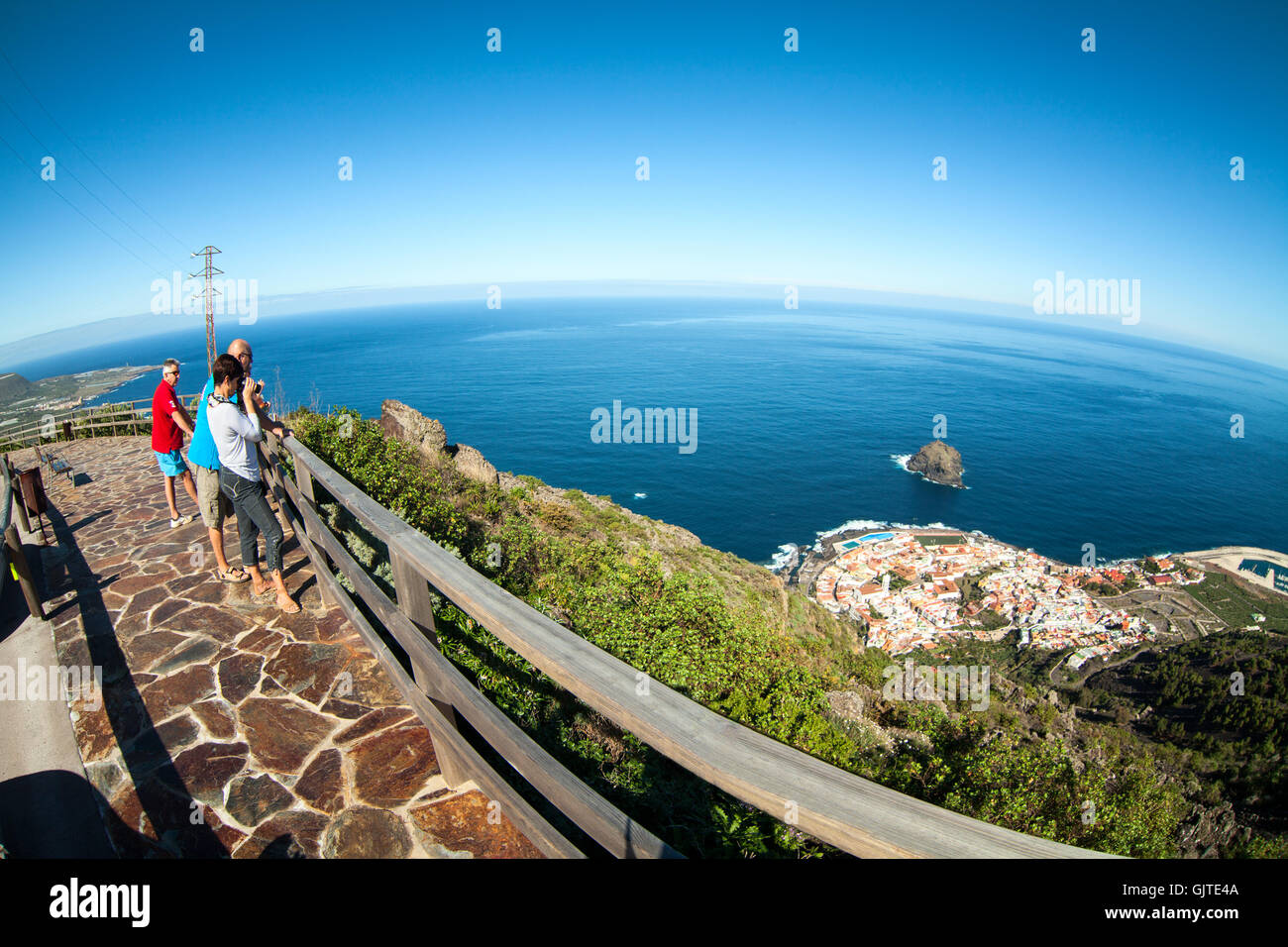 A Garachico, Tenerife, SPAGNA-CIRCA gen, 2016: persone stand sul Mirador (punto di osservazione) e guardare bella vista del capo con Gara Foto Stock