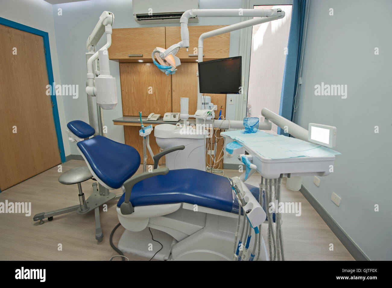 Il design degli interni di dentista sala operatoria in clinica medica con sedia e attrezzature Foto Stock
