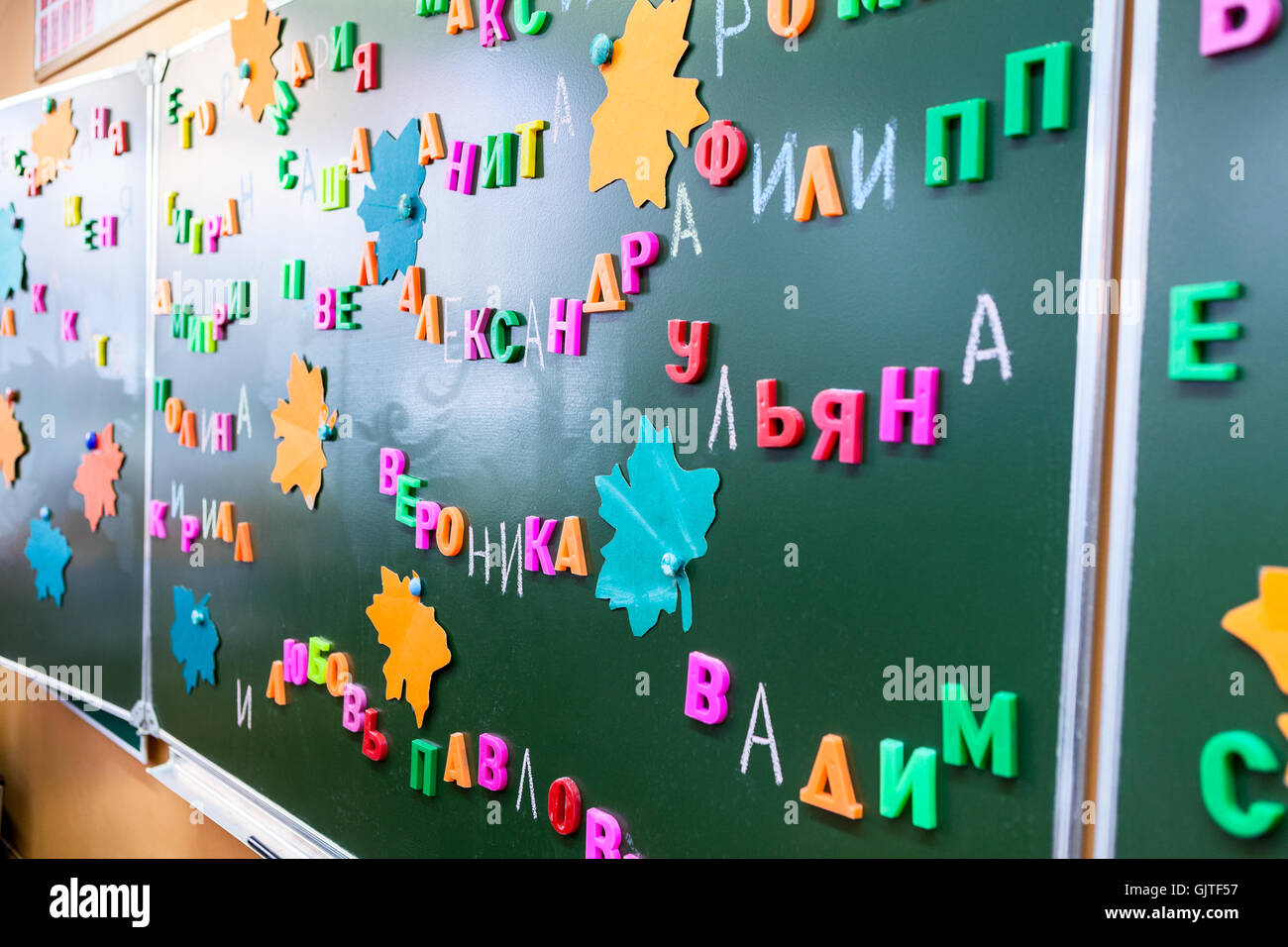 Bambini i nomi da caratteri scritti e posto sulla scuola di Blackboard Foto Stock