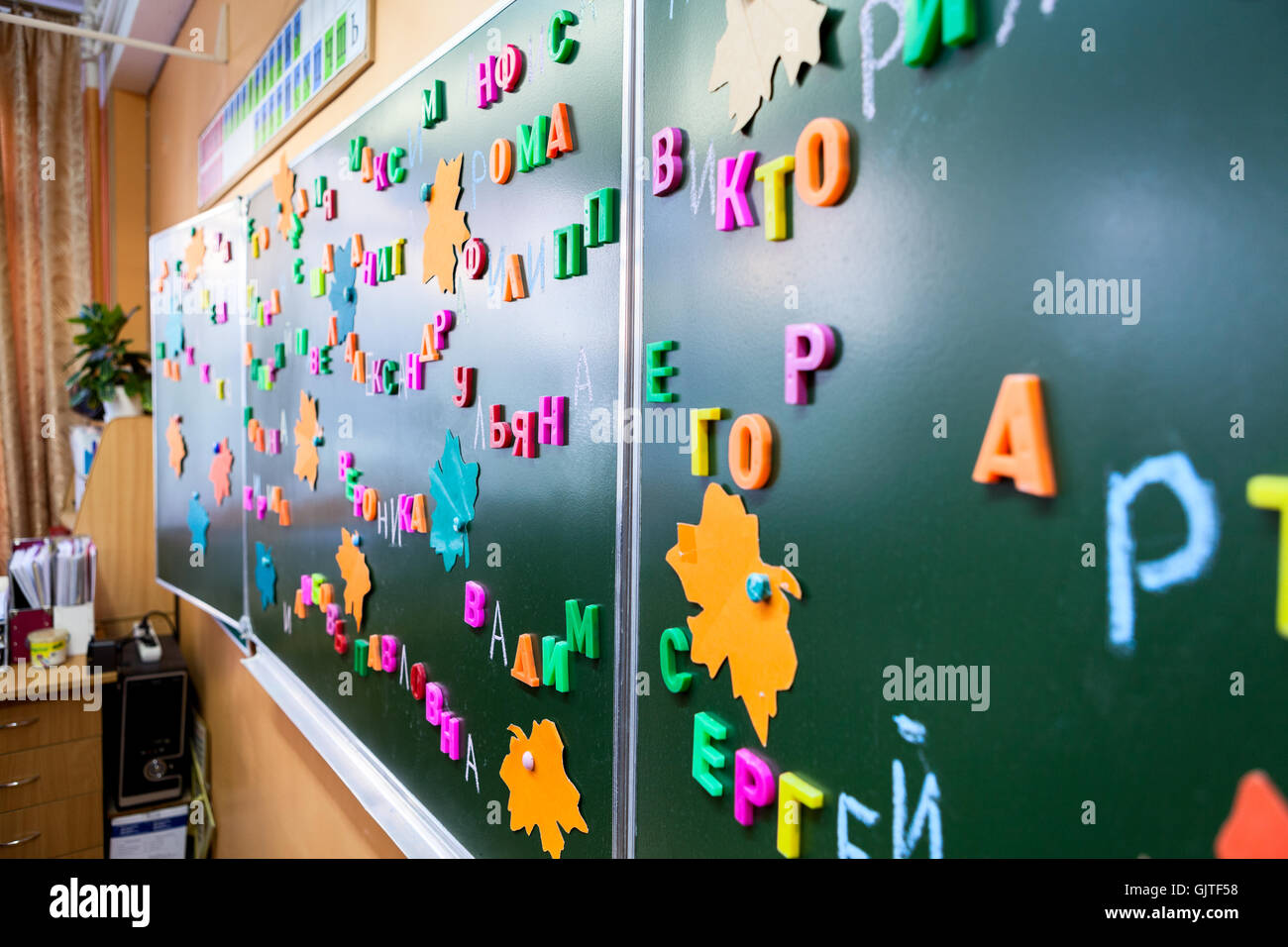 Bambini i nomi da lettere scritte e posto sulla scuola di Blackboard Foto Stock