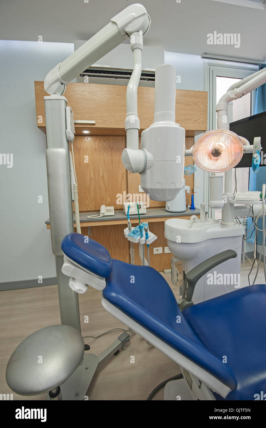 Il design degli interni di dentista sala operatoria in clinica medica con sedia e le apparecchiature a raggi x Foto Stock