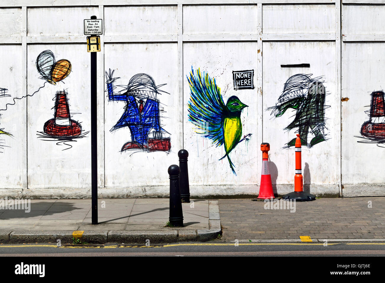 Londra Inghilterra, Regno Unito. La street art di decorazione parete temporanea per nascondere i lavori di costruzione. Nathan Bowen e Steve McCracken (uccello) Foto Stock