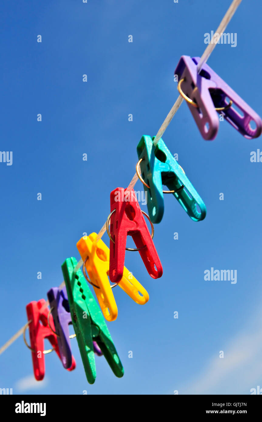 Vestiti blu stendibiancheria Foto Stock