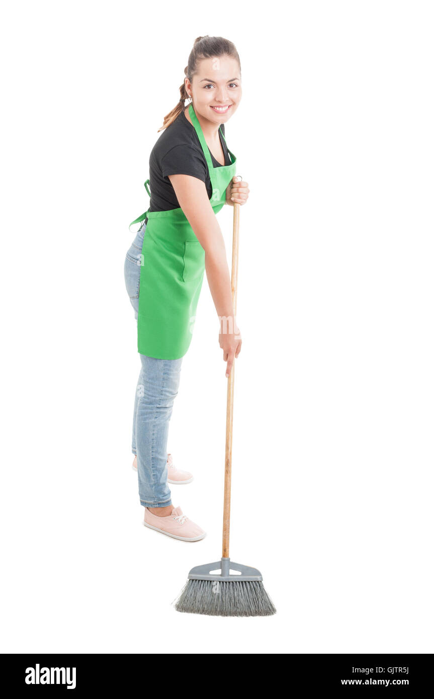 Happy house maid utilizzando una spazzola per pulire il pavimento isolato su bianco di sfondo per studio Foto Stock