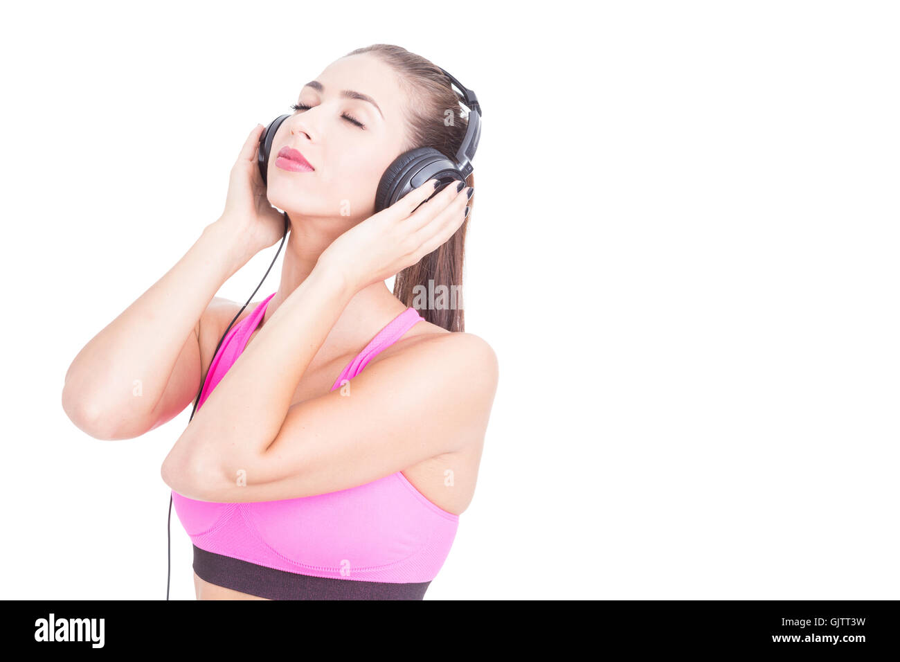 Montare ragazza godendo la musica sulle cuffie isolato su sfondo bianco con copia spazio di testo Foto Stock