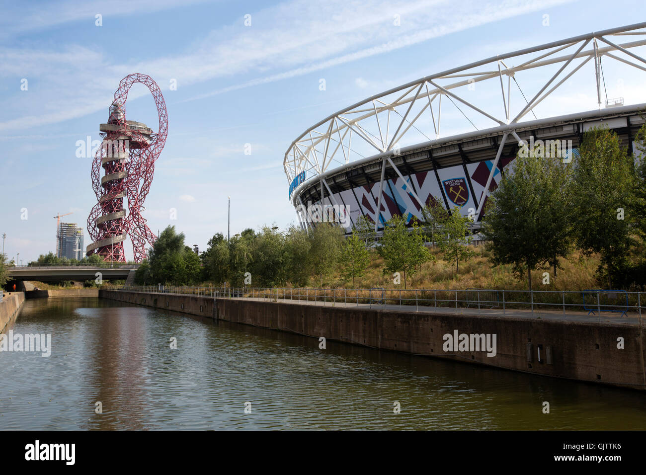 Stadio Olimpico, a Stratford, la nuova casa a West Ham United FC, in distanza Anish Kapoor 'Orbit' Queen Elizabeth Olympic Park Foto Stock
