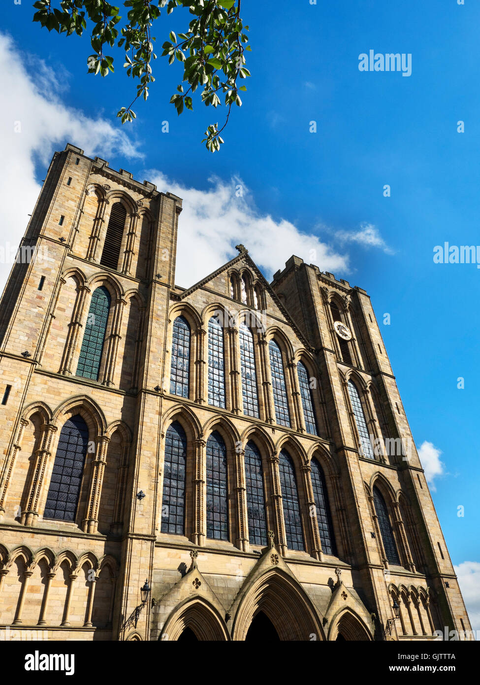 I primi gotico inglese fronte ovest della cattedrale a Ripon North Yorkshire, Inghilterra Foto Stock