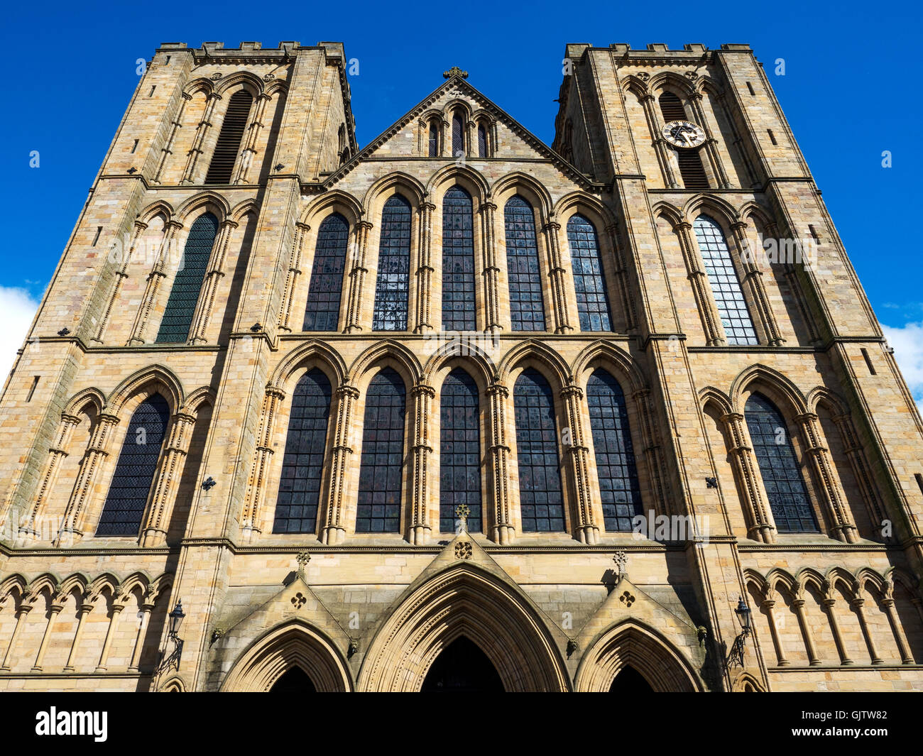 I primi gotico inglese fronte ovest della cattedrale a Ripon North Yorkshire, Inghilterra Foto Stock