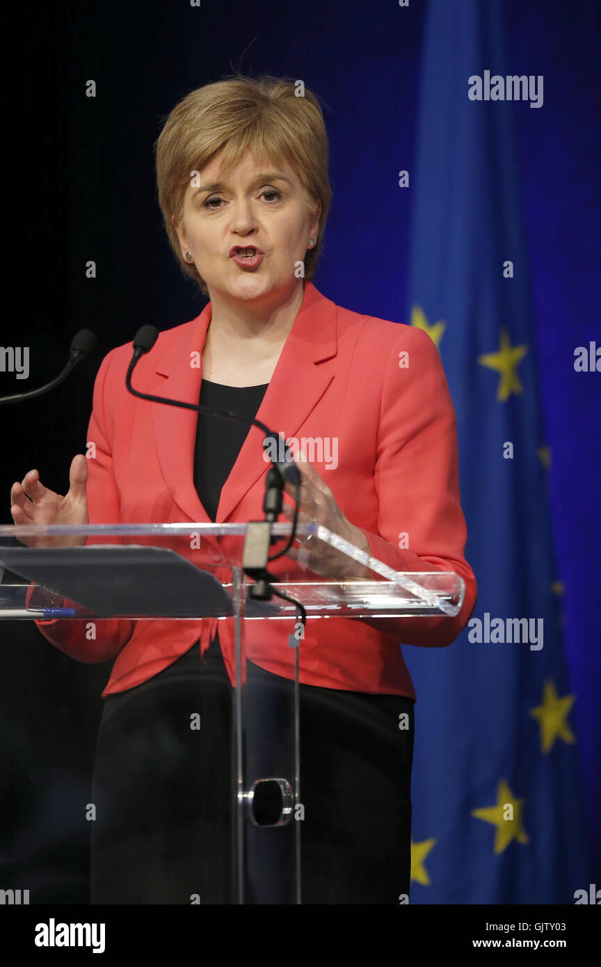 Primo Ministro Nicola Storione prende parte ad un dibattito pubblico sull'UE risultato del referendum e che cosa significa per i cittadini UE che risiedono in Scozia presso il Corn Exchange, Edimburgo. Foto Stock