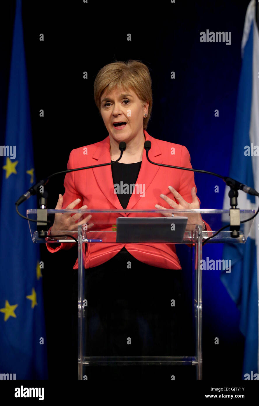 Primo Ministro Nicola Storione prende parte ad un dibattito pubblico sull'UE risultato del referendum e che cosa significa per i cittadini UE che risiedono in Scozia presso il Corn Exchange, Edimburgo. Foto Stock